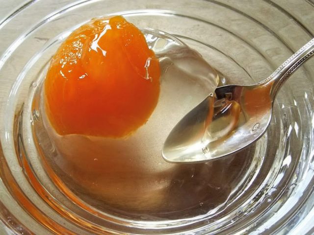 長崎のびわをまるごと贅沢なゼリーです